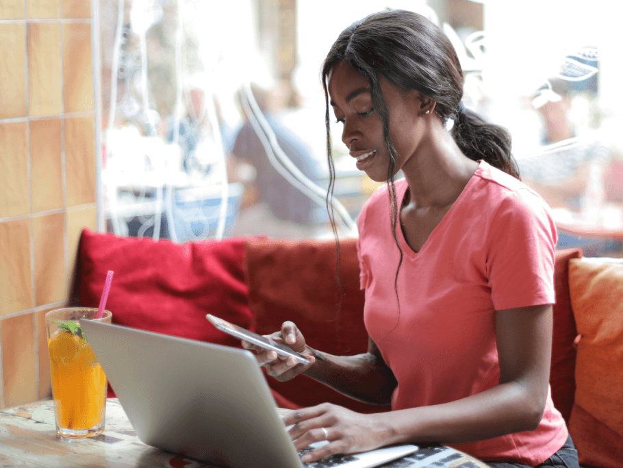 woman using sms marketing in coffee shop